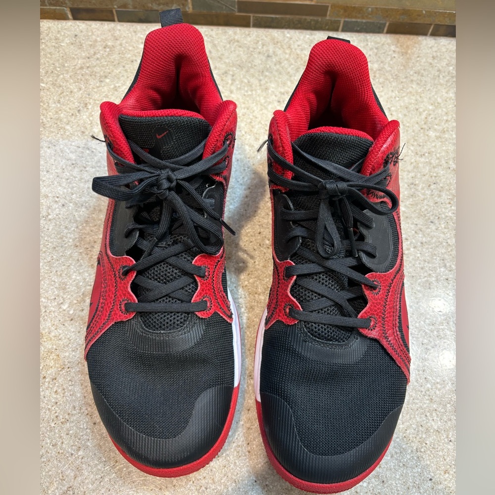 Nike men's 9.5 basketball shoes